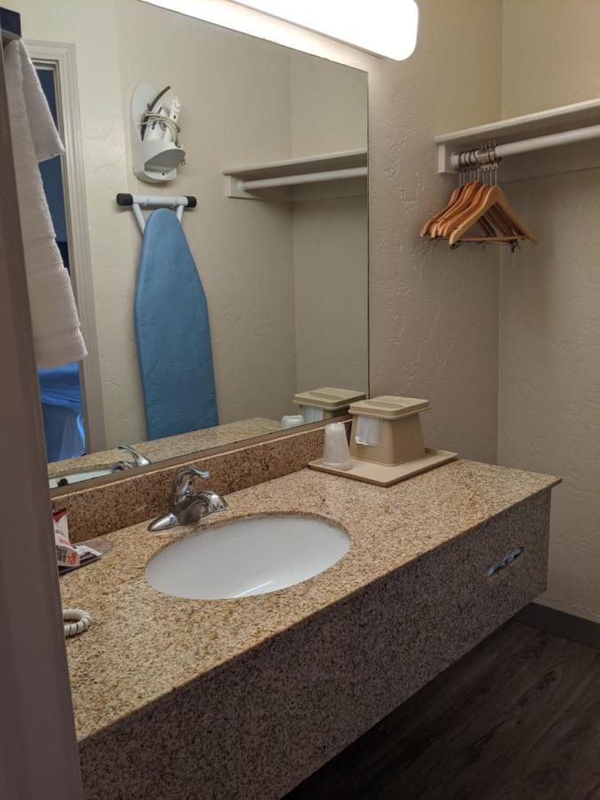 Atrium Inn Форт-Стоктон Екстер'єр фото